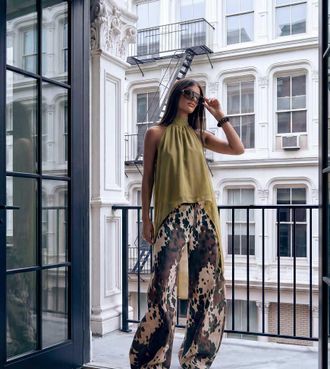 Lioness top con scollo allamericana e drappeggio in chiffon Gabriella, esclusiva, oliva-Verde
