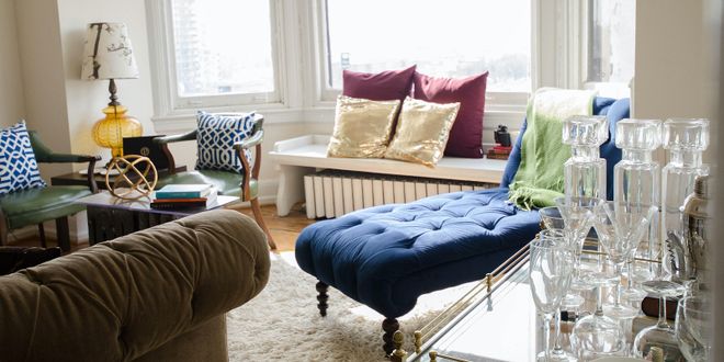 Wohnzimmer mit einer blauen Chaiselongue.