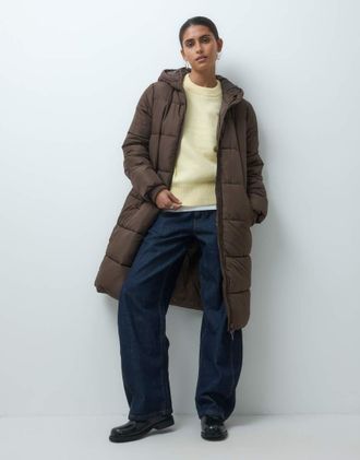 Pieces cappotto lungo imbottito con cappuccio color marrone cioccolato