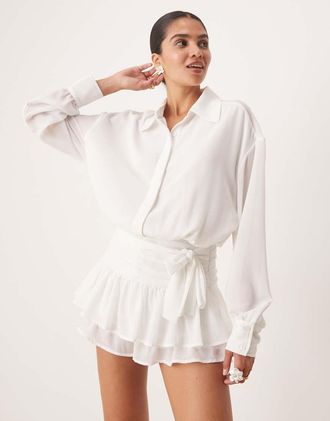 Amy Lynn Tuta corta con parte superiore stile camicia bianca con volant trasparenti e pantaloncino ampio-Bianco