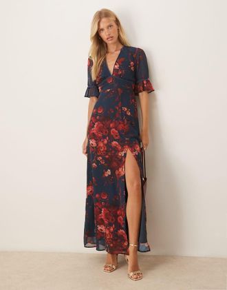 Hope & Ivy Vestito lungo in chiffon blu navy e rosso a fiori con scollo a V, bottoni, schiena scoperta e spacco sul davanti