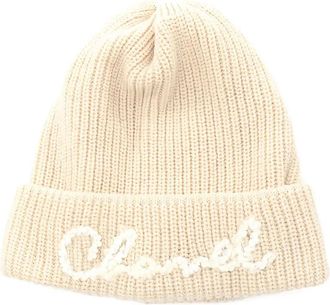 Chanel 1986-1988 beaded-logo ribbed-knit beanie hat - Neutrals