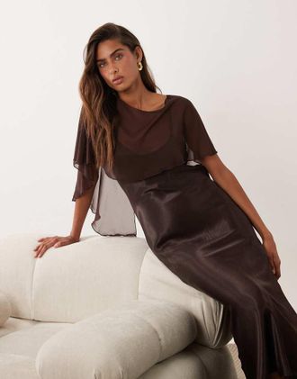 Asos vestito maxi in raso con mantella, marrone cioccolato-Bianco