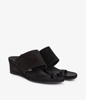 Pedro Garcia Toe ring midi wedge sandal in black suede | Welis | Spring Summer 25 | PEDRO GARCIA