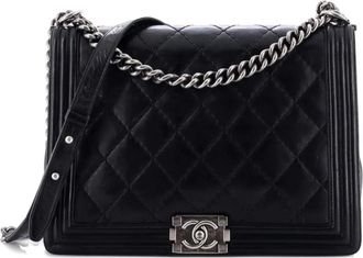 Chanel Borsa a spalla Boy grande in pelle di vitello trapuntata con battente - Nero