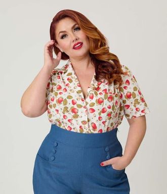 Unique Vintage Plus Size 1940s Short Sleeve Collared Button Down Woven Blouse in White W/Strawberry Print at Nordstrom, Size 4 X