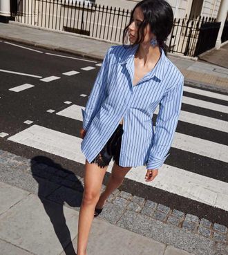 KAIIA camicia in misto cotone a righe blu con spalline imbottite, dettaglio fiocco sul retro e polsini ampi-Multicolore