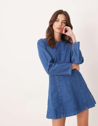 Nobody's Child Alma - Vestito corto blu in denim stretto in vita con pieghe sul davanti