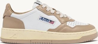 Autry Womens Medalist Low Sneaker In White/pepper