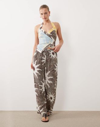 Never Fully Dressed Pantaloni a fondo ampio con coulisse marrone con stampa di soli in coordinato