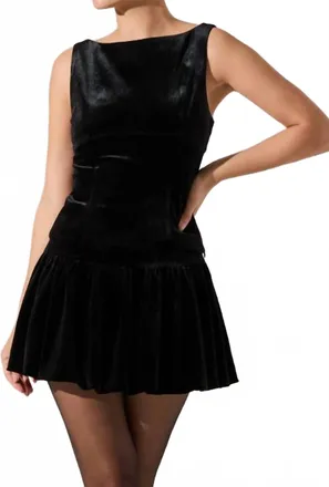 Astr Jinnie Velvet Boat Neck Top In Black