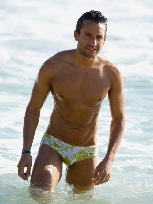 Mann trägt Speedo im Meer