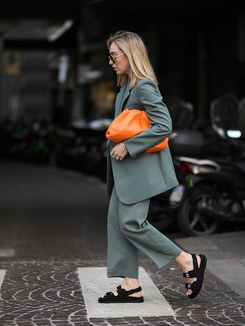 Sonia Lyson in einem grünen Hosenanzug, Bottega Veneta Tasche und Chanel Sandalen