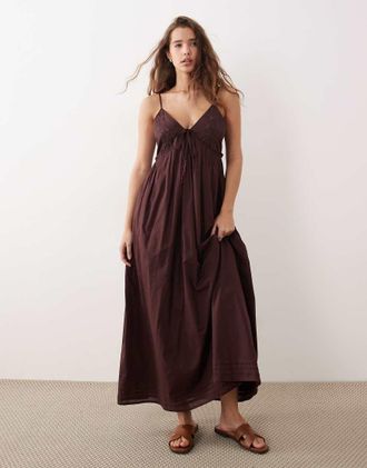 Miss Selfridge Vestito lungo con spalline sottili color cioccolato ricamato-Marrone