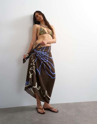 Topshop Pareo rettangolare con stampa di conchiglie color cioccolato-Marrone