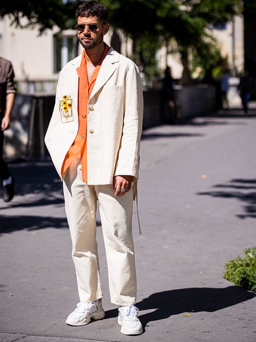 So kannst du deine Sneaker zum Anzug tragen