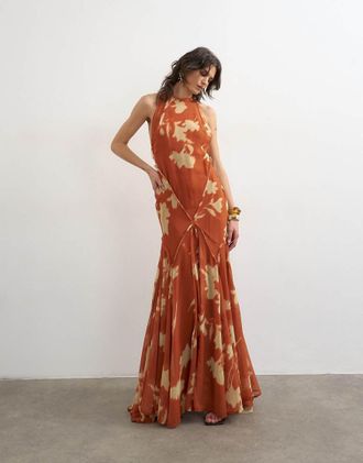 Topshop Vestito lungo premium accollato con schiena scoperta arancione a fiori distanziati