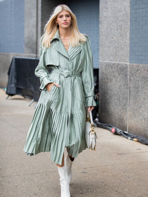 Model Devon Windsor trägt einen wasserabweisenden Trenchcoat auf der New York Fashion Week.