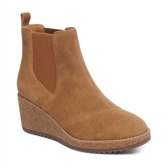 Aetrex Womens Dawn Wedge Chelsea Boot In Honey