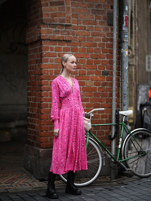 Pinke Sommerkleider sind der neue Streetstyle-Favorit