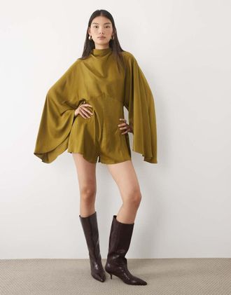 Asos tuta corta in satin con maniche a pipistrello extra lunghe verde oliva