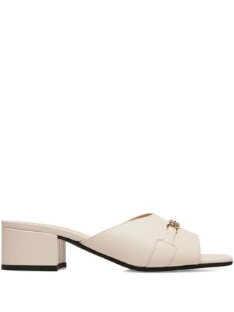 Bally Sandali in pelle con decorazione catena - Bianco