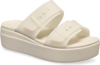 Crocs Brooklyn Buckle Low Wedge Dames Sandstone Sandalen