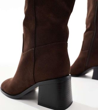 schuh Dot Wide Fit - Stivali al ginocchio in camoscio sintetico marrone a pianta larga