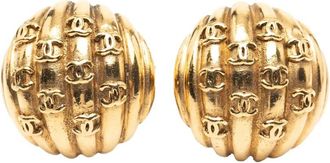 Chanel Orecchini tondi CC a clip con placcatura oro 1980-1990