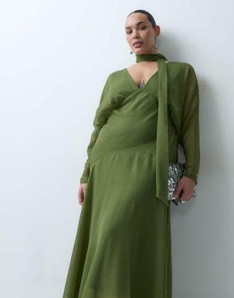 Asos Curve ASOS DESIGN Curve - Vestito lungo ad ali di pipistrello con gonna a ruota asimmetrica e sciarpa verde oliva