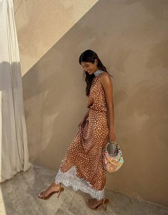 Never Fully Dressed Fawn - Gonna lunga in raso marrone con stampa di cervi in coordinato