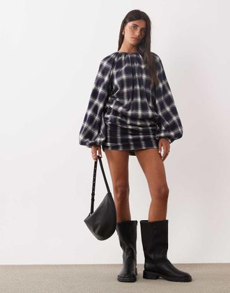 Asos vestito corto girocollo con dettaglio gonna arricciata a quadri navy spazzolati-Multicolore