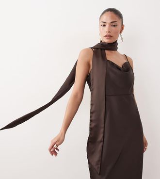 Vero Moda Petite Vestito midi con spalline sottili e scollo ad anello in raso marrone cioccolato con dettaglio foulard
