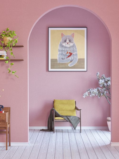 Foto von einer Wohnung, die pink ausgemalen ist, mit einem Sessel in Gelb, Decke und Katzenbild an der Wand.