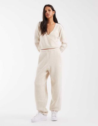 adidas Originals x Jennie pantaloni da tuta in maglia con fondo risvoltato beige chiaro-Marrone
