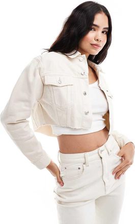 Tommy Jeans Giacca trucker in denim taglio corto bianco sporco con bordi grezzi