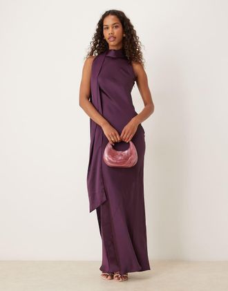 Pretty Lavish Vestito lungo senza maniche accollato in raso viola drappeggiato con sciarpa