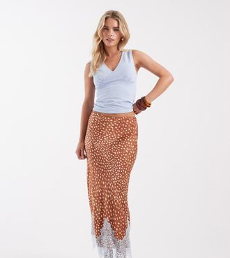 Never Fully Dressed Petite - Maeva - Gonna lunga in raso marrone con stampa cerbiatto e finiture in pizzo sul fondo