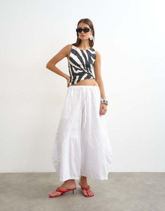 Topshop Pantaloni tecnici bianchi con motivo a ferro di cavallo-Bianco