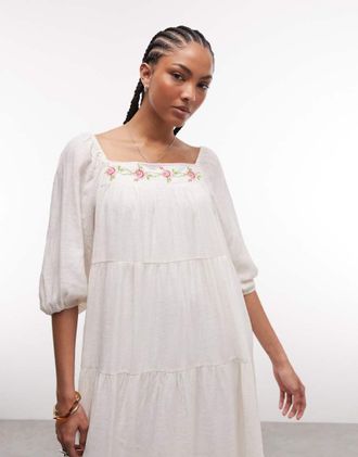 Daisy Street Vestito grembiule bianco con ricamo floreale