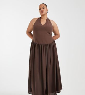 Pretty Lavish Curve Isadora - Vestito lungo aderente allacciato al collo marrone con vita scesa