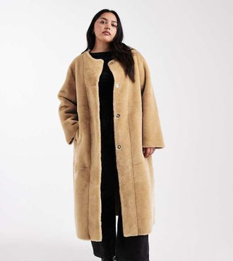 Asos Curve ASOS DESIGN Curve - Cappotto in pelliccia doppiata color biscotto senza colletto-Marrone