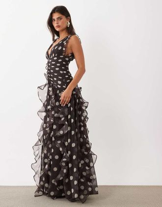 Asos vestito maxi arricciato con dettaglio a cascata a pois cioccolato-Marrone