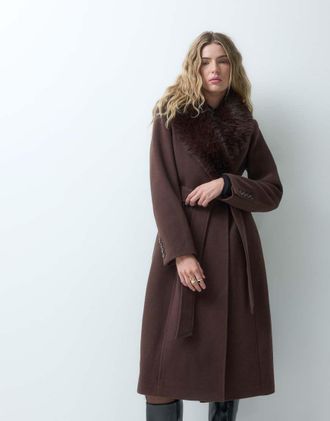 Forever New cappotto lungo formale con cintura e collo rimovibile in pelliccia sintetica, color cioccolato-Marrone