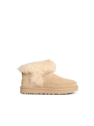 UGG Stiefel Classic Ultra Mini Chalet aus sandfarbenem Wildleder