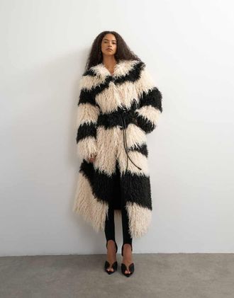 Topshop cappotto lungo senza colletto in pelliccia sintetica con stampa monocromatica-Multicolore