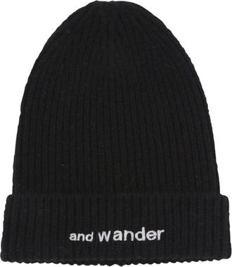 And Wander Accessoires, Heren, Zwart, ONE Size, Wol, Wollen Geribbelde Beanie met Logo Borduursel