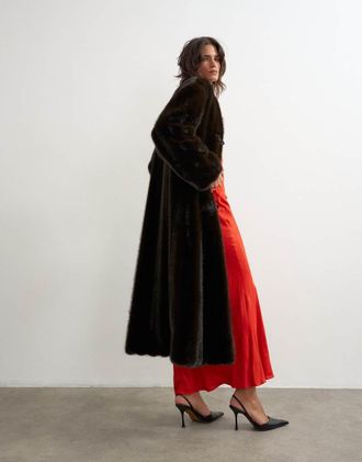 Topshop giacca lunga in pelliccia sintetica con chiusura a nodo marrone scuro-Nero