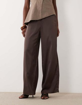 Vero Moda pantaloni a gamba larga in raso marrone cioccolato