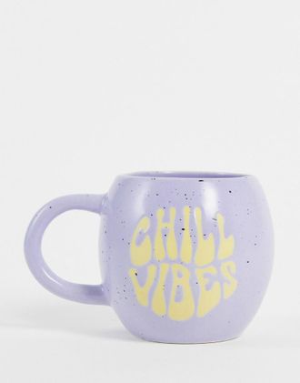 Typo Tasse in Flieder mit Chill Vibes-Print-Lila
